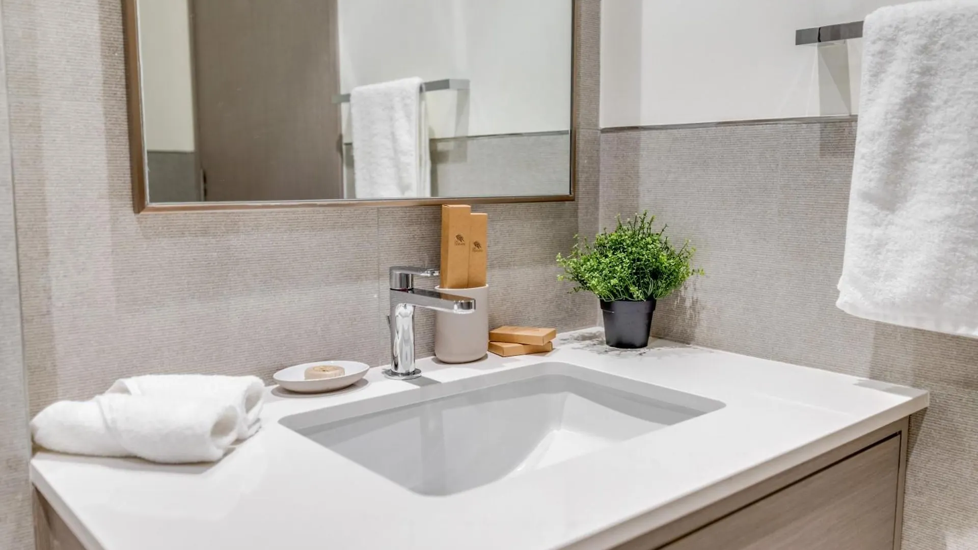 Grande Signature Residence - 2Br Modern Luxury 두바이 0*,  아랍에미리트